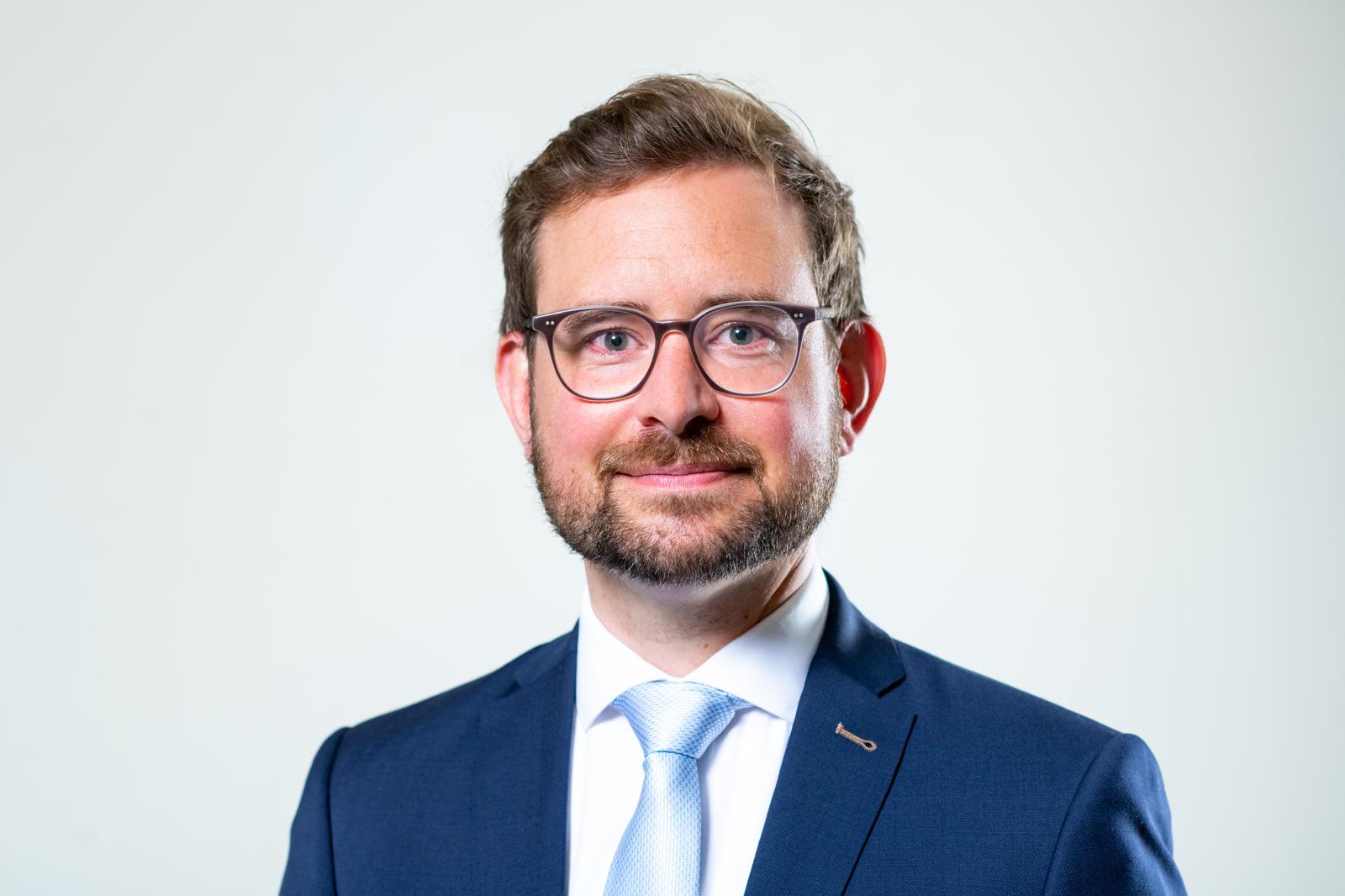 Rechtsanwalt Stefan Bründl in seiner Kanzlei in München